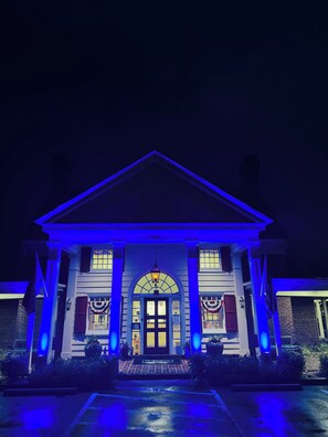 Fachada de la propiedad por la tarde o noche