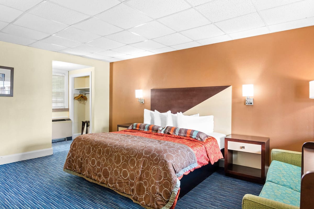 Luxe beddengoed, een bureau, geluiddichte muren