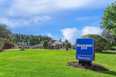 Exterior. Rodeway Inn Williamsburg Historic Area