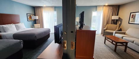 Een bureau, een laptopwerkplek, verduisterende gordijnen