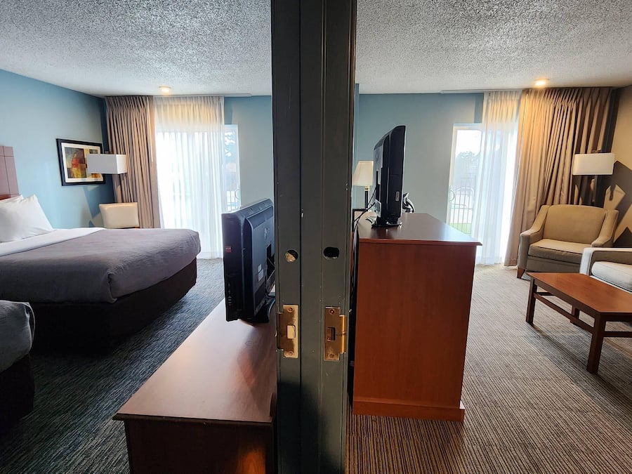 Escritorio, espacio para trabajar con laptop y cortinas blackout