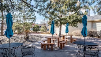 Alberca al aire libre por temporada y sombrillas en la alberca