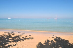 Plage, parasols, serviettes de plage, massages sur la plage