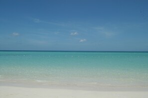 Sur la plage, parasol, serviettes de plage, massage sur la plage