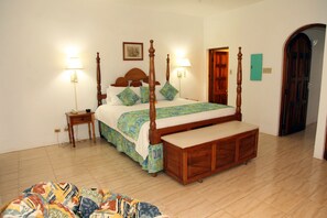 Suite, hageutsikt | Safe på rommet, strykejern/-brett og barnesenger (inkludert)