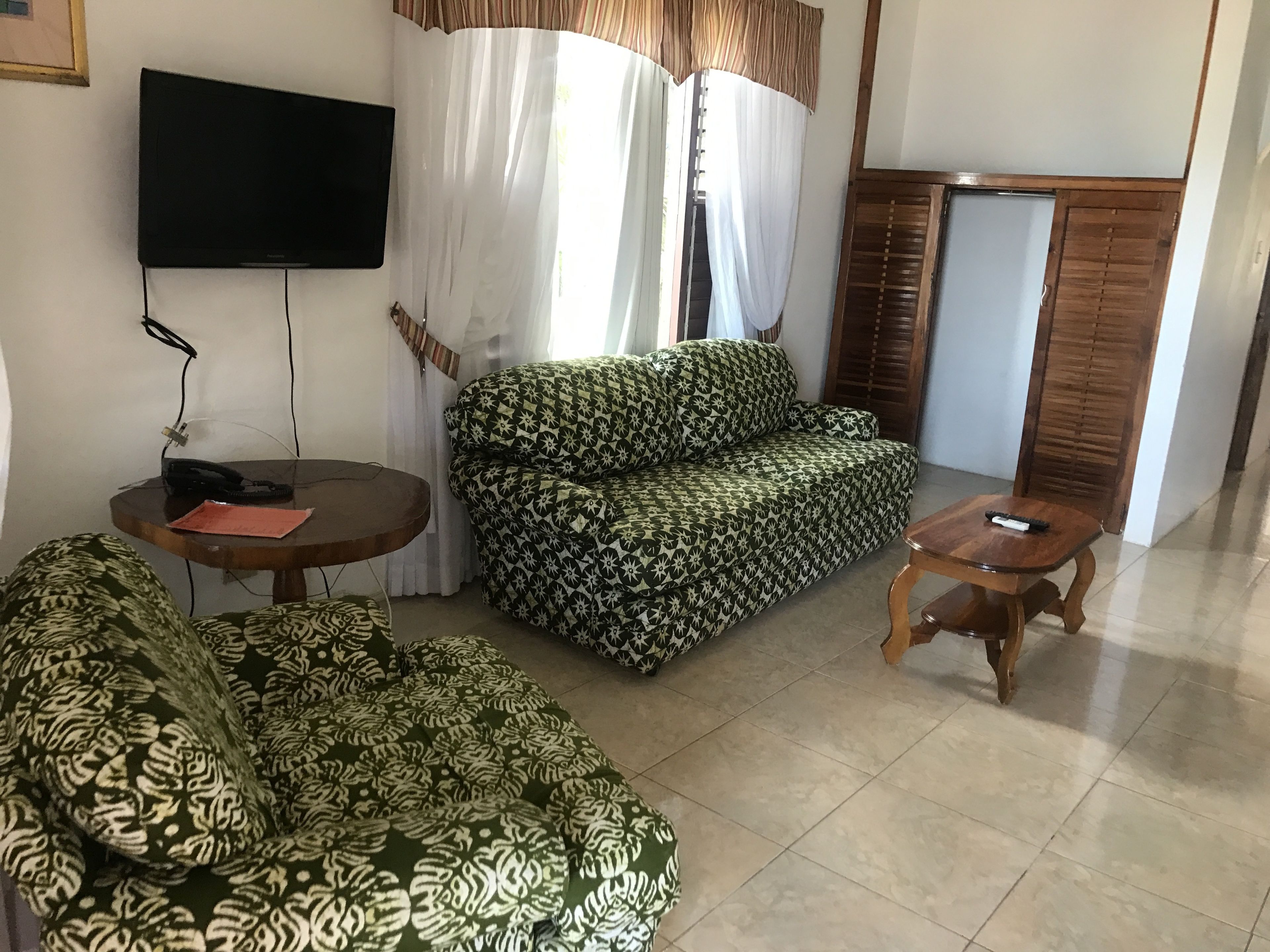 32-inch flat-screen tv with cable channels, tv