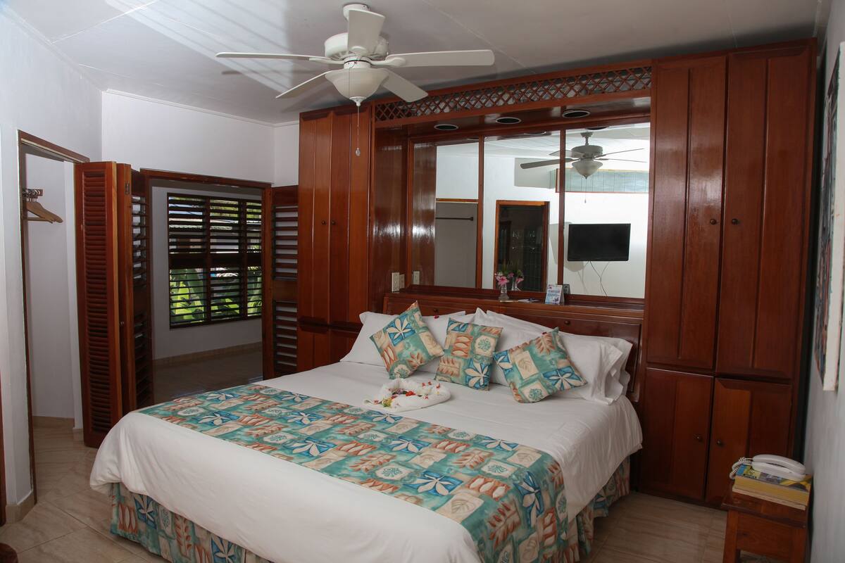 suite, garden view | in-room safe, iron/ironing board, free cots/infant beds, rollaway beds