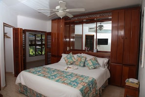 Suite, hageutsikt | Safe på rommet, strykejern/-brett og barnesenger (inkludert)