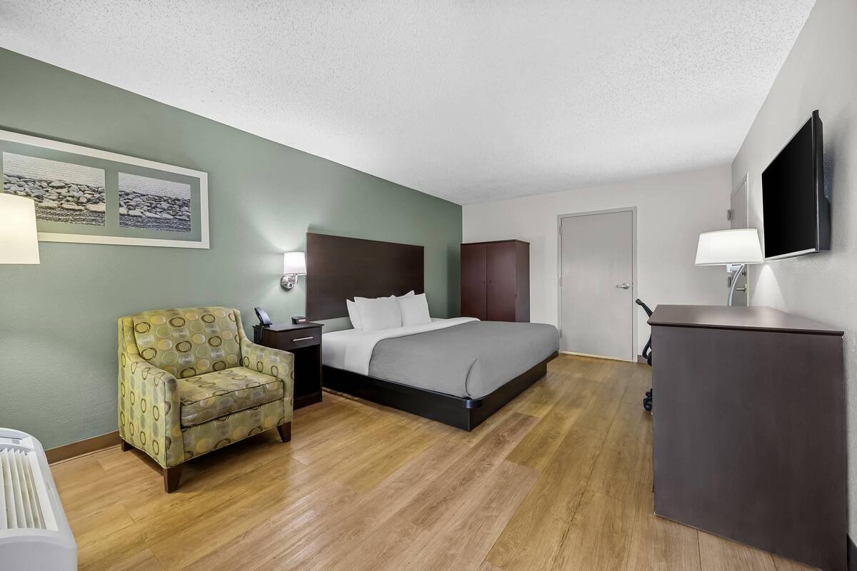 Room, 1 King Bed, Accessible, Non Smoking | Premium bedding, Select Comfort beds, desk, laptop workspace