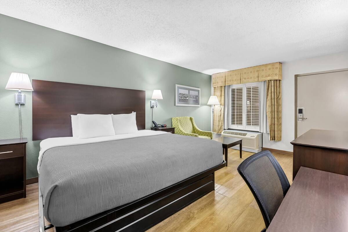 Room, 1 King Bed, Accessible, Non Smoking | Premium bedding, Select Comfort beds, desk, laptop workspace