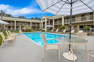 Piscina externa sazonal, guarda-sóis