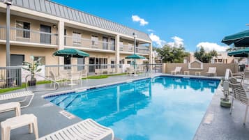 季节性开放的室外游泳池,池畔遮阳伞