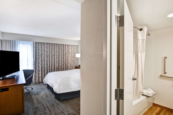 Produtos de toalete biodegradáveis, secador de cabelo, toalhas de banho