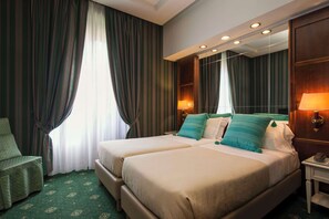 Minibar, in-room safe, desk, blackout drapes - Atlante Garden Hotel (Rome)