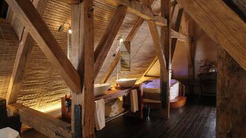 Royal Suite (avec Baignoire Spa) | Bathroom | Eco-friendly toiletries, hair dryer, bathrobes, slippers