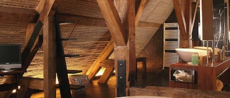 Royal Suite (avec Baignoire Spa) | Bathroom | Eco-friendly toiletries, hair dryer, bathrobes, slippers