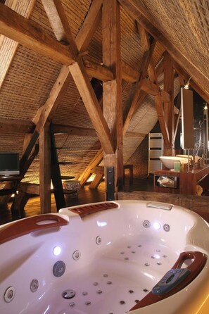 Suite Royal (avec Baignoire Spa) | Baño | Amenidades de baño ecológicas, secadora de cabello, batas, pantuflas 