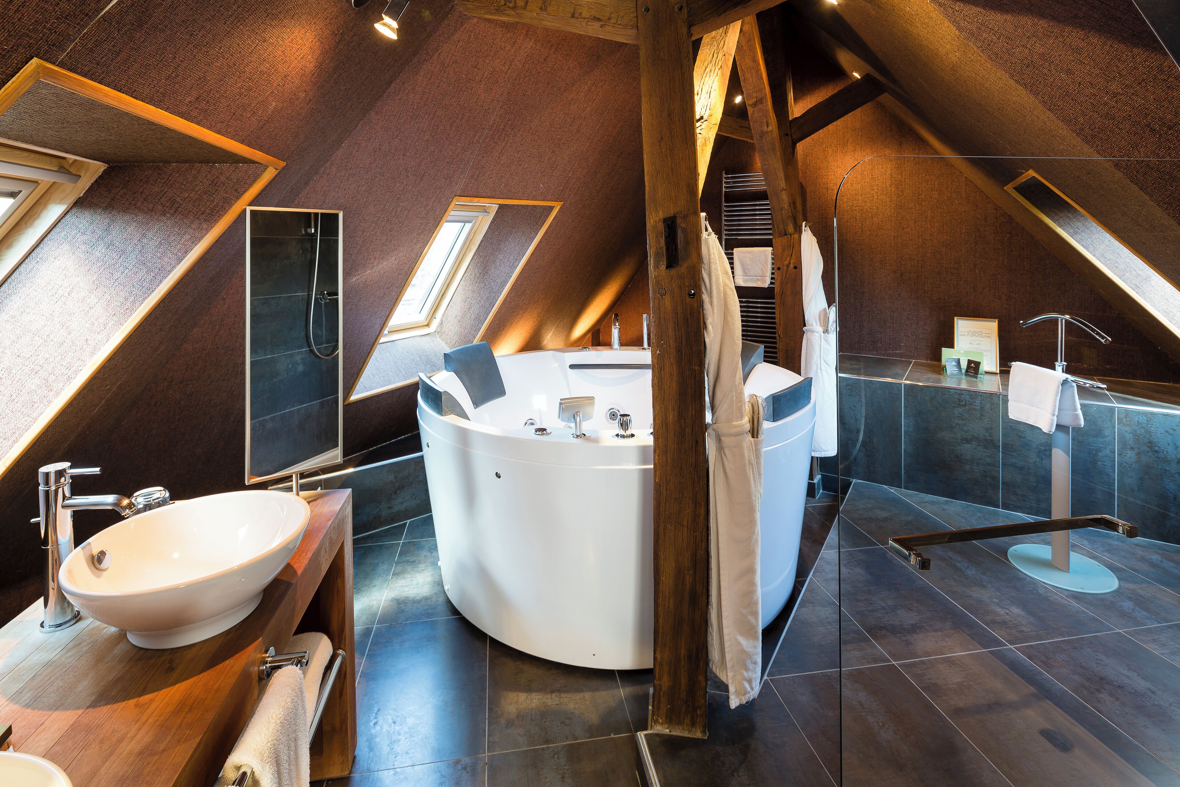 royal suite (avec baignoire spa) | bathroom | eco-friendly toiletries, hair dryer, bathrobes, slippers