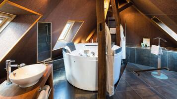 Suite Royal (avec Baignoire Spa) | Baño | Amenidades de baño ecológicas, secadora de cabello, batas, pantuflas