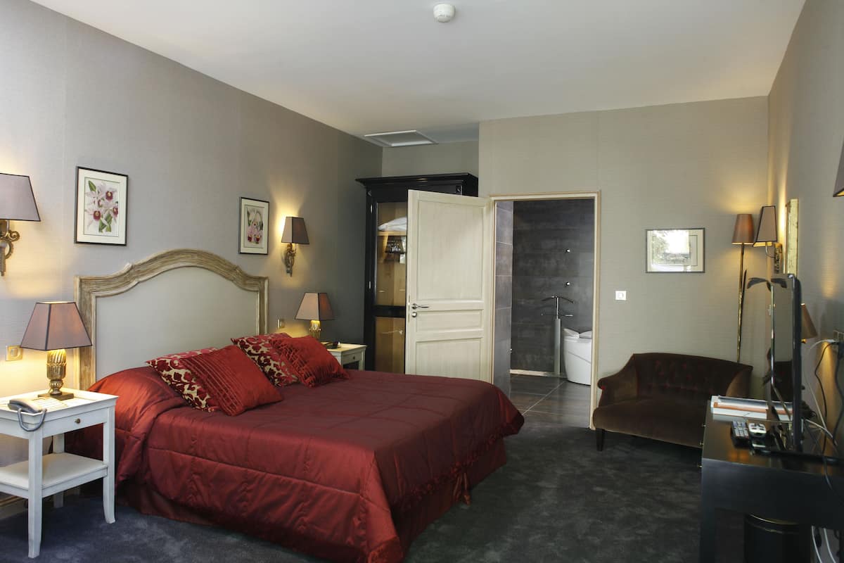 Minibar, in-room safe, individually decorated, desk