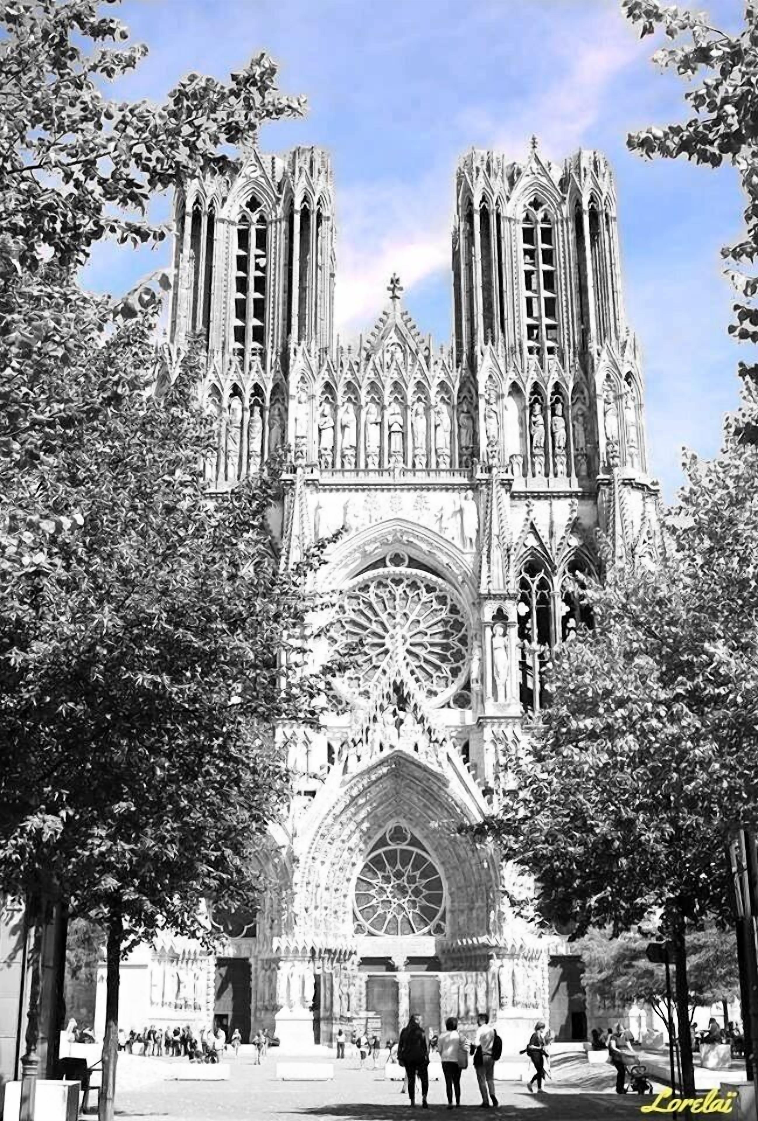 Una catedral gótica con arquitectura intrincada, que incluye arcos apuntados y un gran rosetón.
