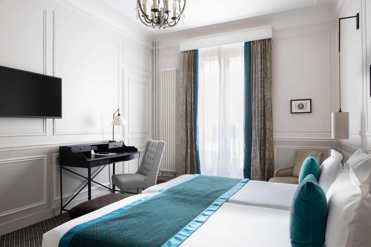 Privilege Twin room - Complimentary soft minibar, courtesy tray, Chromecast - Snacks, digital press