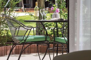 Suite, 1 King Bed, Non Smoking | Premium bedding, pillowtop beds, in-room safe, desk
