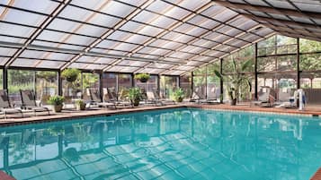 Hồ bơi trong nhà, mở cửa từ 6:00 đến 22:00, ghế dài tắm nắng