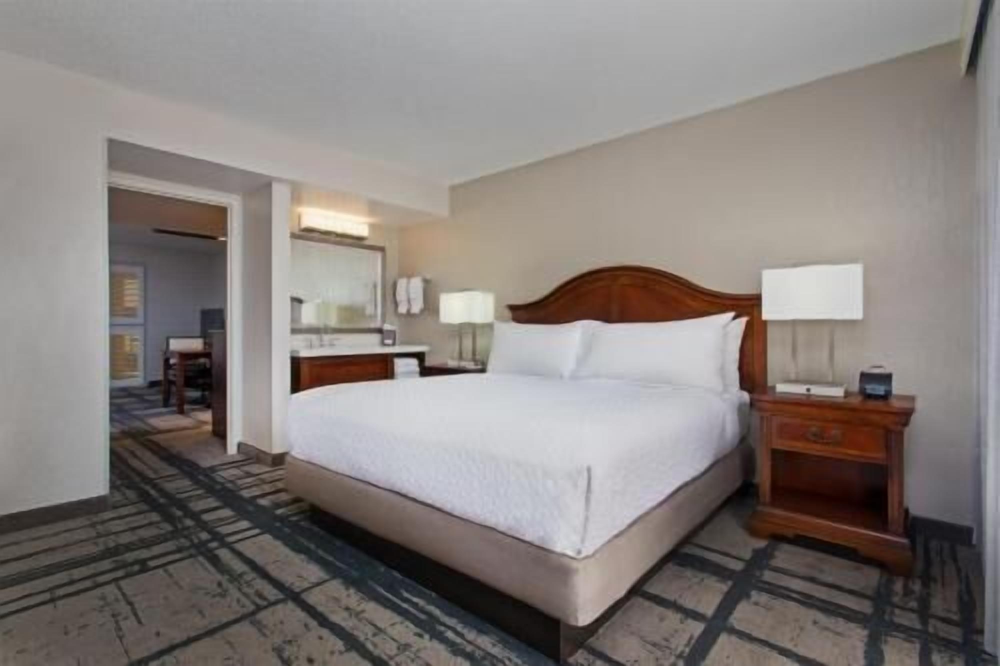 Premium bedding, in-room safe, desk, iron/ironing board