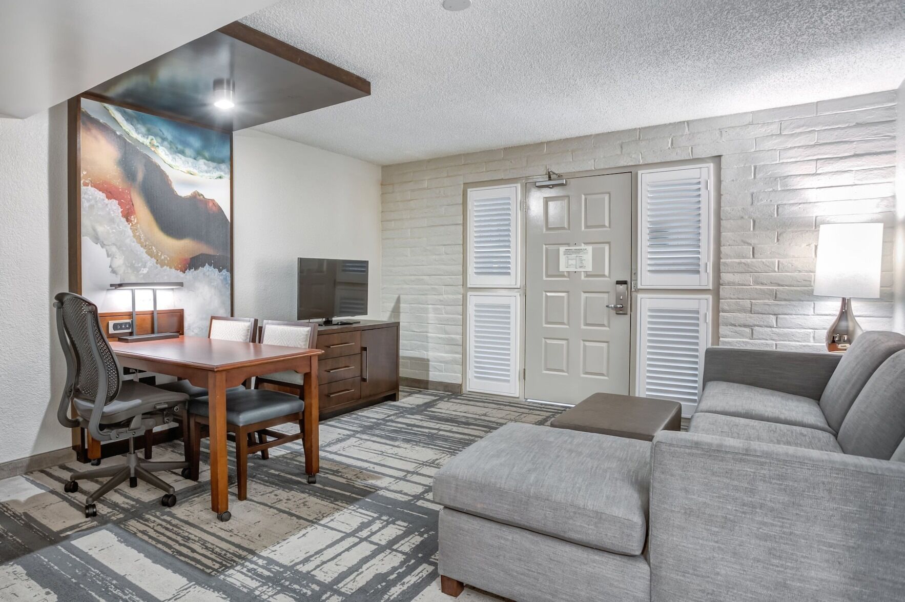 Living area | 32-inch flat-screen TV with cable channels, TV, pay movies