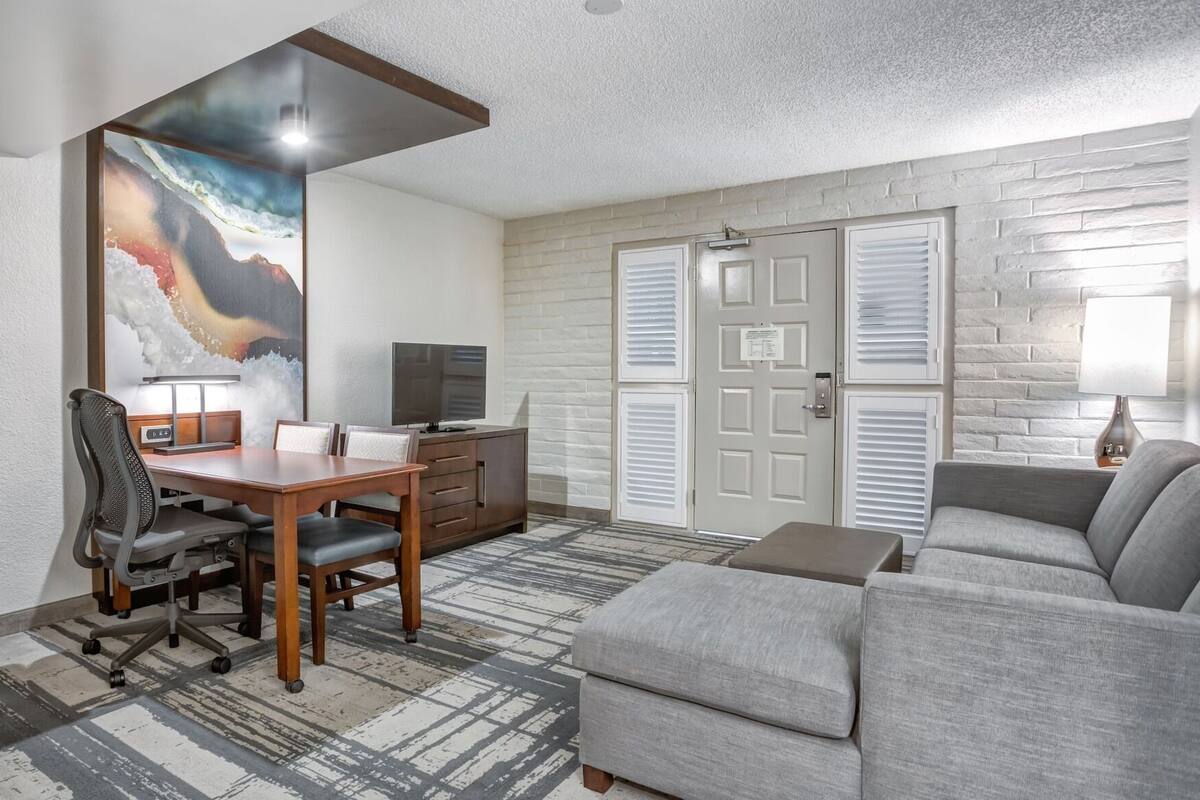 Living area | 32-inch flat-screen TV with cable channels, TV, pay movies