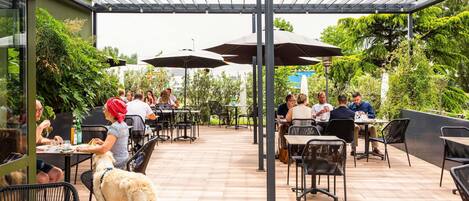 Déjeuner et dîner servis sur place, restauration en plein air
