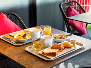 Lunch, dinner served; Italian cuisine, alfresco dining 