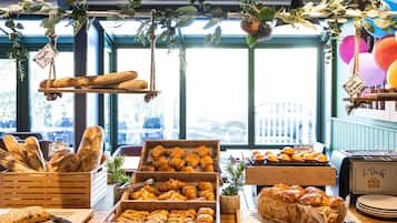 Café da manhã com buffet todos os dias (EUR 14 por pessoa)