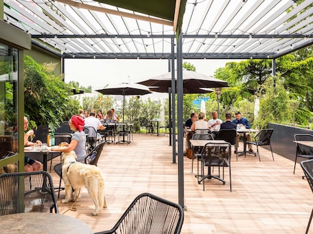 Déjeuner et dîner servis sur place. ibis Bordeaux Pessac Route des Vins Hotel