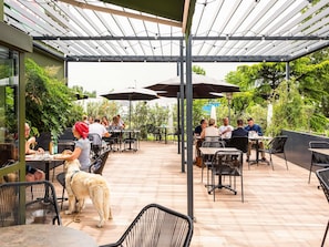 Melayani makan siang dan makan malam dengan santap malam alfresco