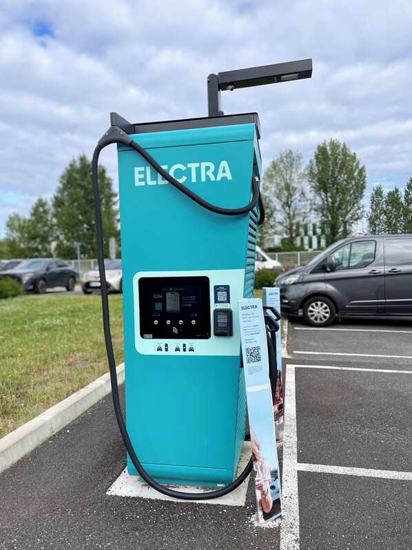 Electric vehicle charging station