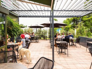 Lunch, dinner served; Italian cuisine, alfresco dining 