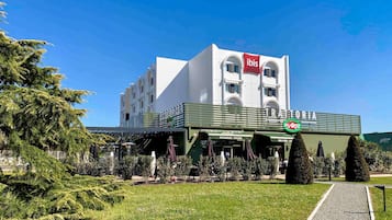 Melayani makan siang dan makan malam dengan santap malam alfresco