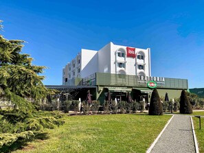 Lunch, dinner served; Italian cuisine, alfresco dining 