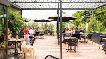 Se sirven almuerzos, cenas y cocina italiana (con mesas al aire libre)