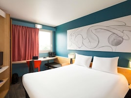 Standard Room, 1 Double Bed | 1 bedroom, premium bedding, pillowtop beds, desk