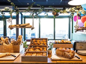 Desayuno buffet todos los días (con cargo) 
