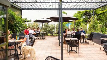 Makan tengah hari dihidangkan, tempat makan di kawasan terbuka