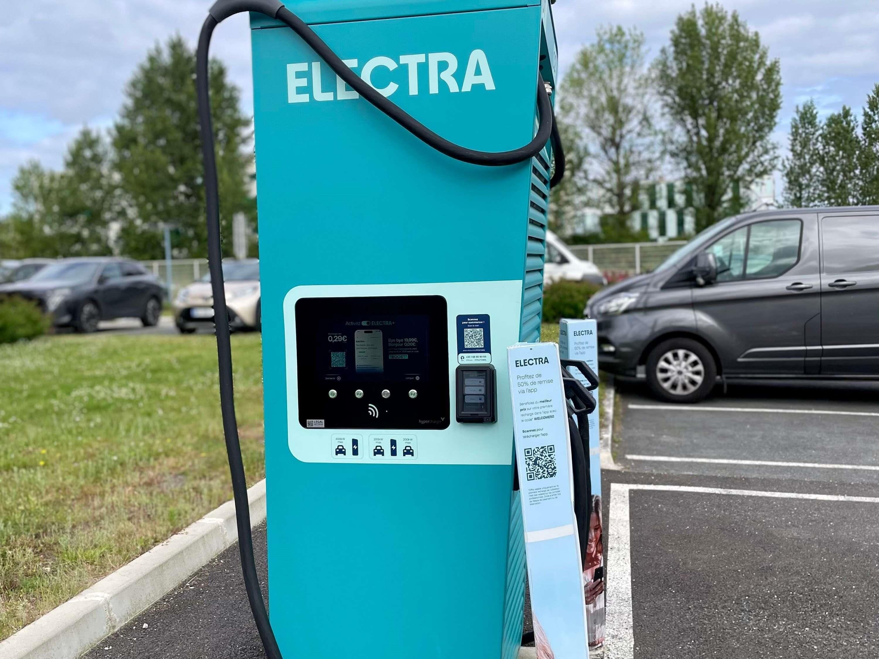 Una estación de carga ELECTRA con pantalla digital, un código QR y una señalización.