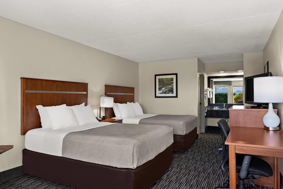 Escritorio, espacio para trabajar con laptop y cortinas blackout