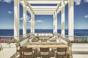 Penthouse Suite | Premium bedding, down comforters, pillowtop beds, minibar