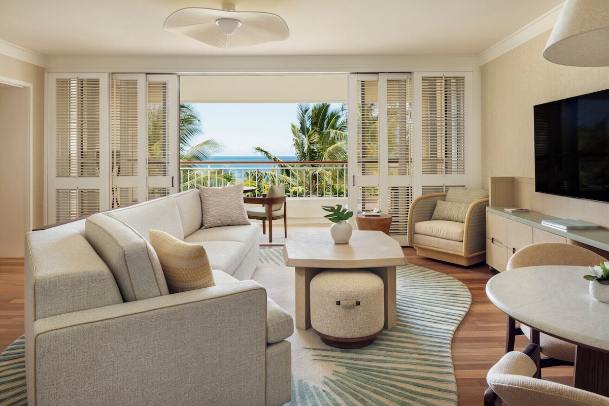 Club Suite, 1 Bedroom, Club lounge access, Oceanfront | Living area