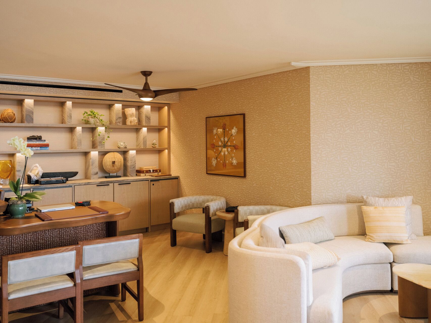 Una sala moderna con un sofá, sillas, una mesa de comedor y una zona de cocina con estanterías.