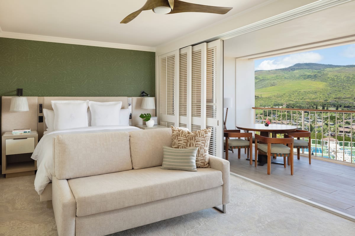 Club Resort Room King, Club Lounge Access | Premium bedding, down comforters, pillowtop beds, minibar